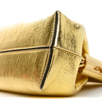 حقيبة كتف Fendi First Small من جلد الحمل باللون الذهبي المعدني