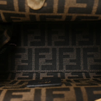 حقيبة كتف Fendi First Small من جلد الحمل باللون الذهبي المعدني