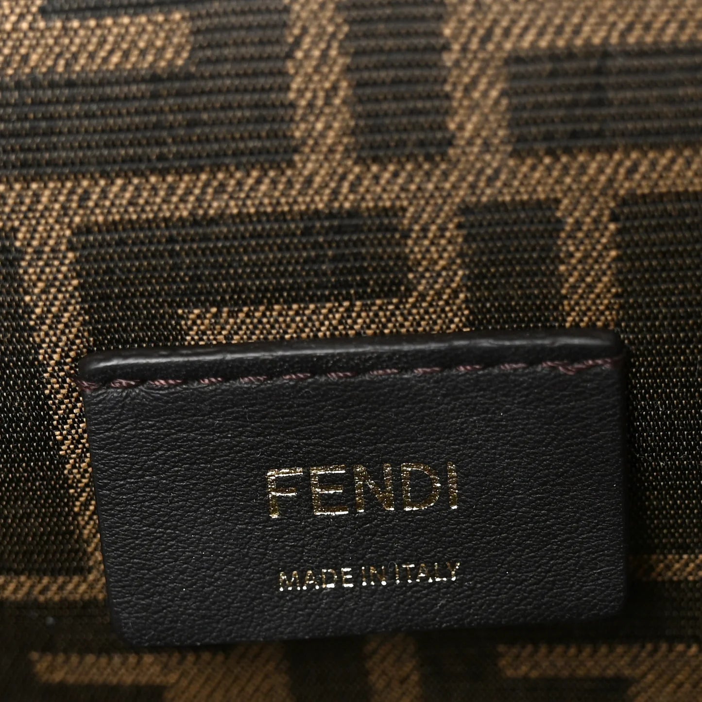 حقيبة كتف Fendi First Small من جلد الحمل باللون الذهبي المعدني
