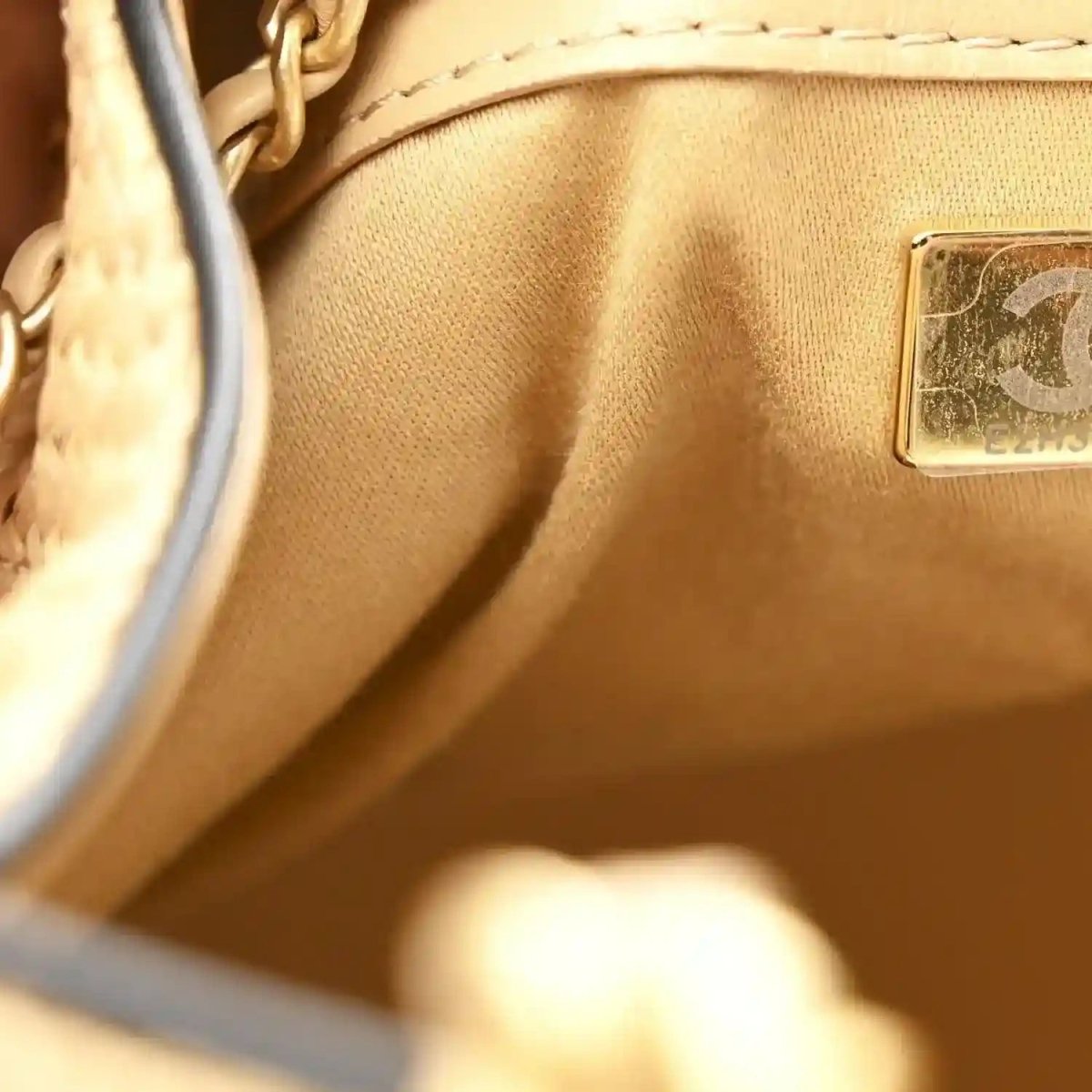 Chanel 25 Handbag in Braided Raffia and Calfskin Beige Black - NEESTRA