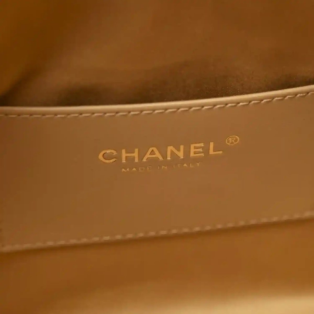 Chanel 25 Handbag in Braided Raffia and Calfskin Beige Black - NEESTRA