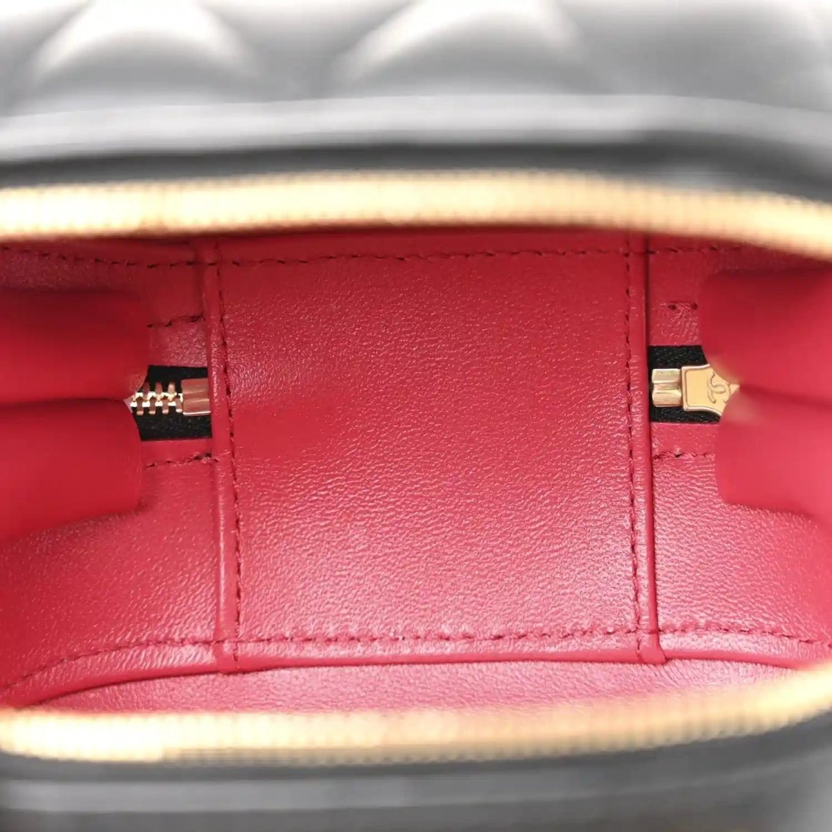 Chanel Black Lambskin Quilted CC Bubble Vanity Chain Case - NEESTRA